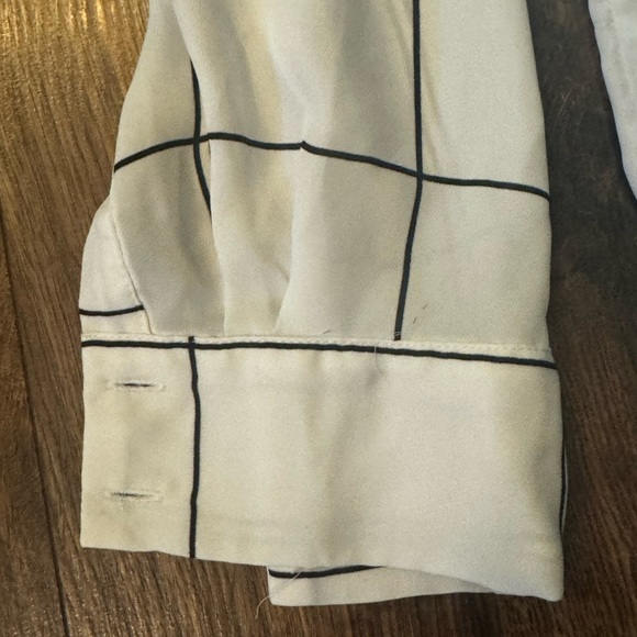 H&M White blouse with black checker pattern - Picture 2 of 6